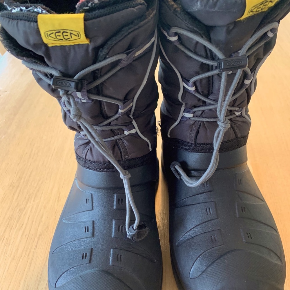 KEEN Winter Boots kids size 4